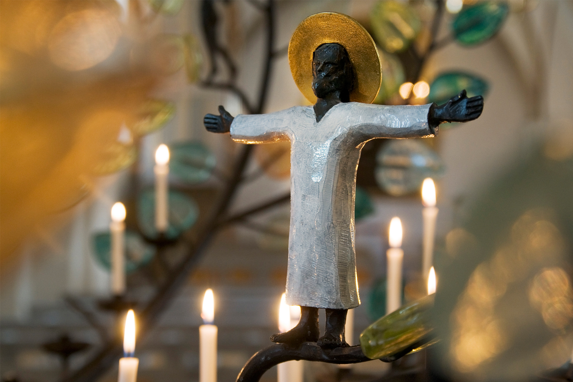 Jesusfigur i Växjö domkyrkas ljusbärare.