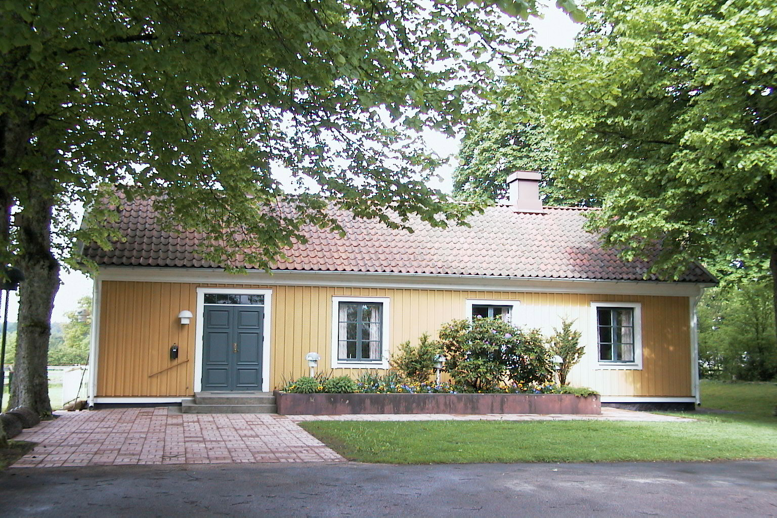 Exteriörbild på Bergunda församlingshem.