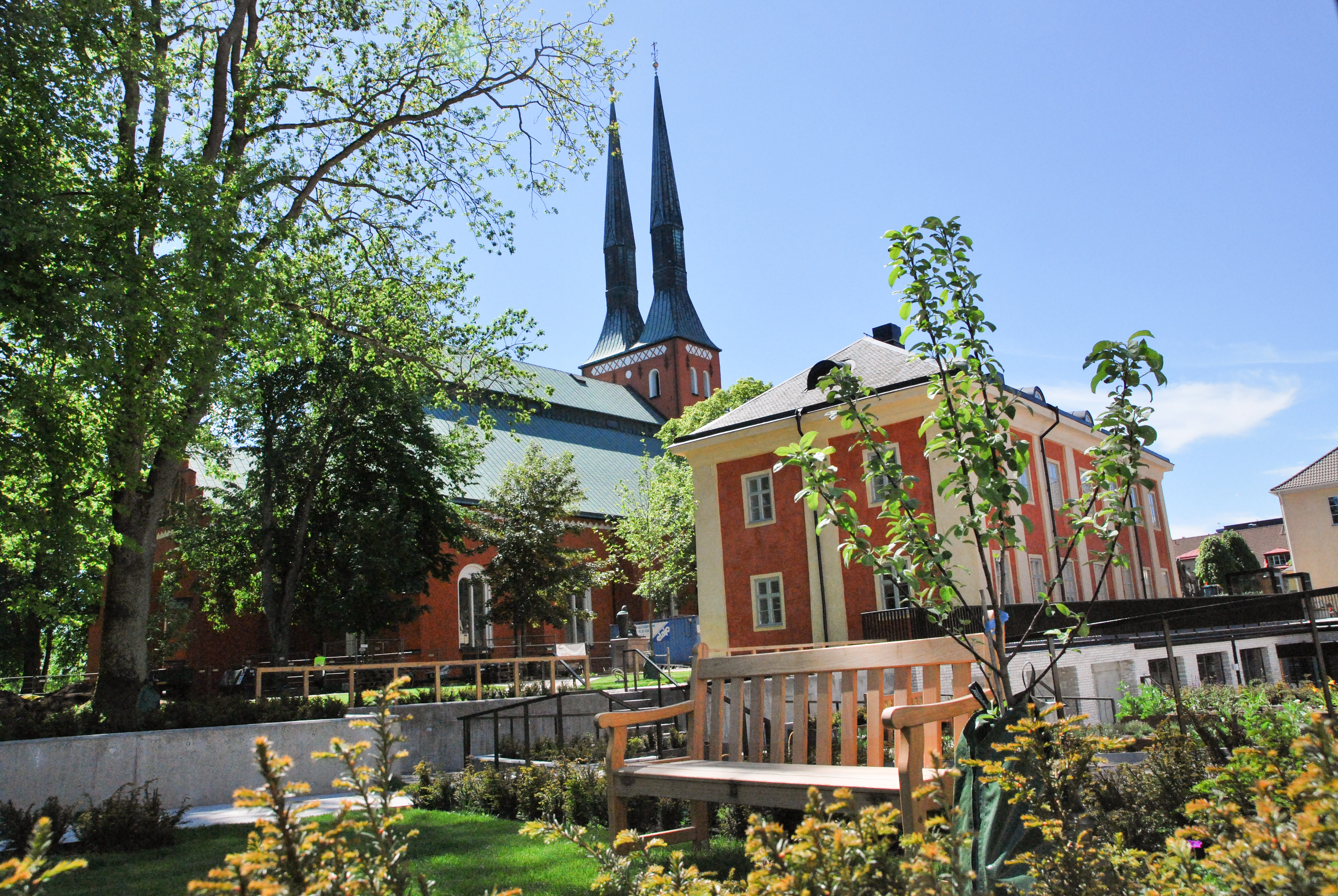 Växjö domkyrka sticker upp bakom några hustak.