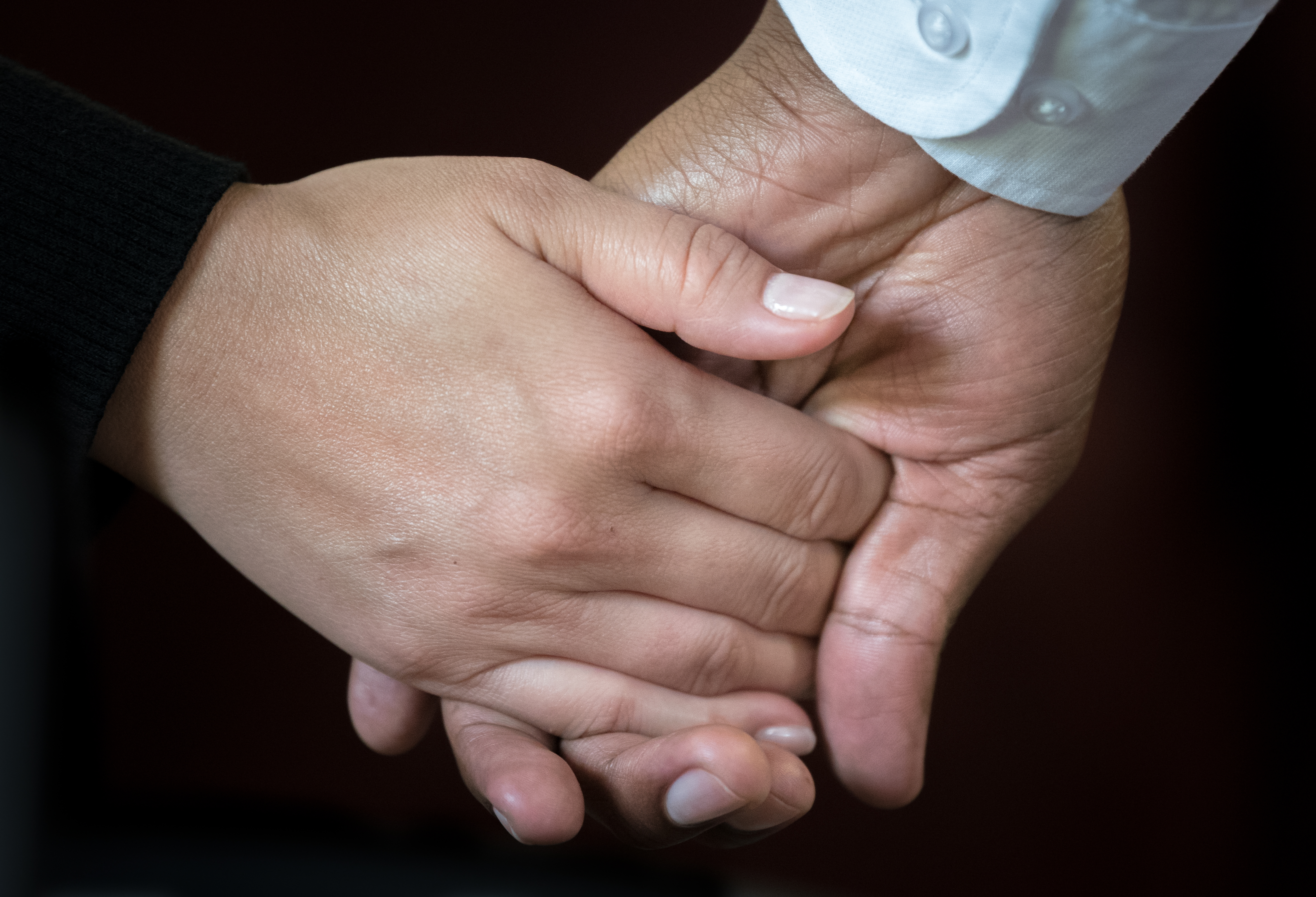Två personer håller hand.
