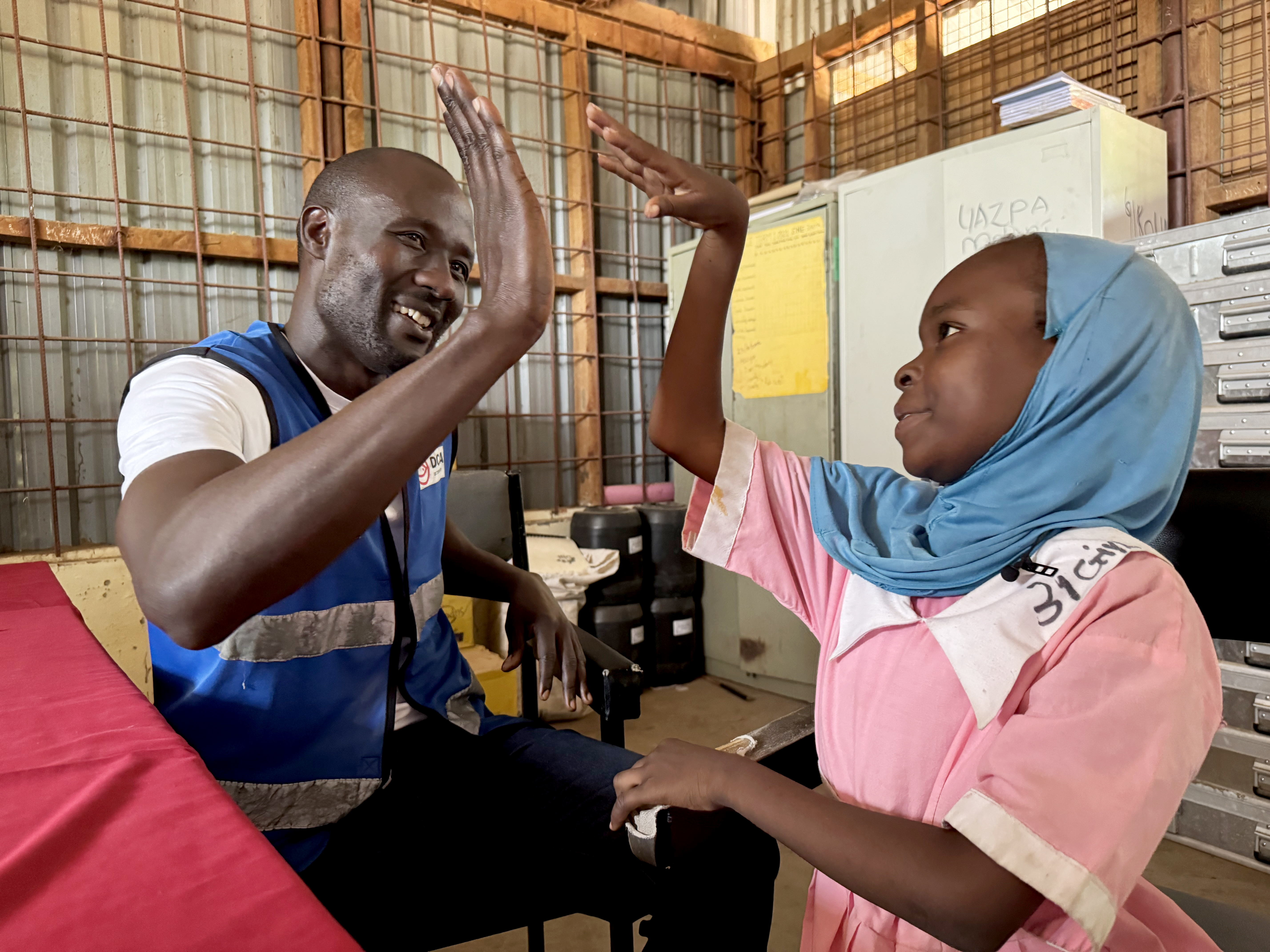 I Kakuma ger LVF barn med funktionsnedsättning stöd att delta i skolan. Här får Mariam träning av arbetsterapeuten Collins Juma, som hjälper henne att förbättra rörligheten i höger arm.