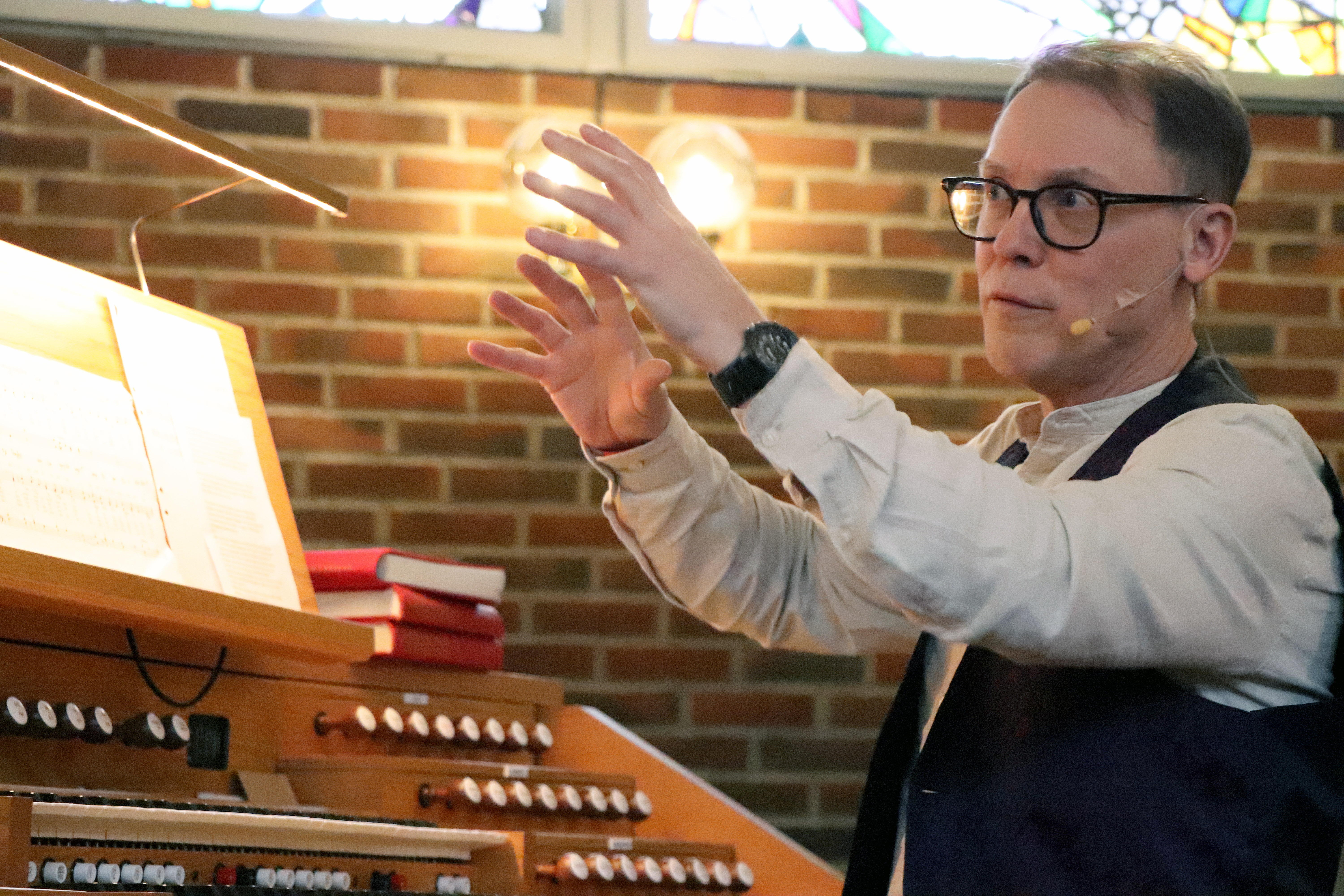 Bo-Johan Francke vid den digitala orgeln i Skårs kyrka.