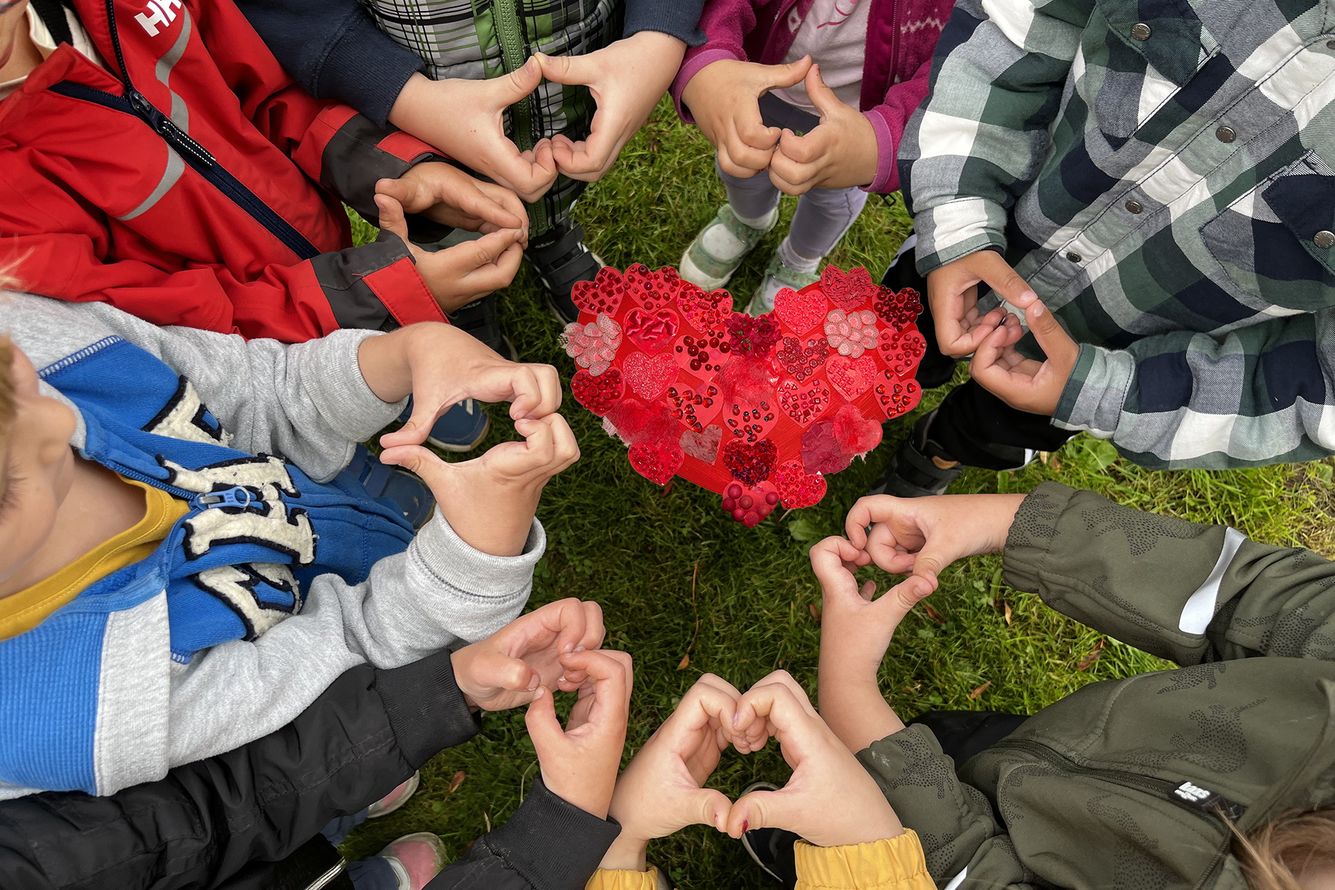 Förskolan Hjärtat. Hjärtformationer. Förskolan Hjärtat 20år.  Barn från förskolan