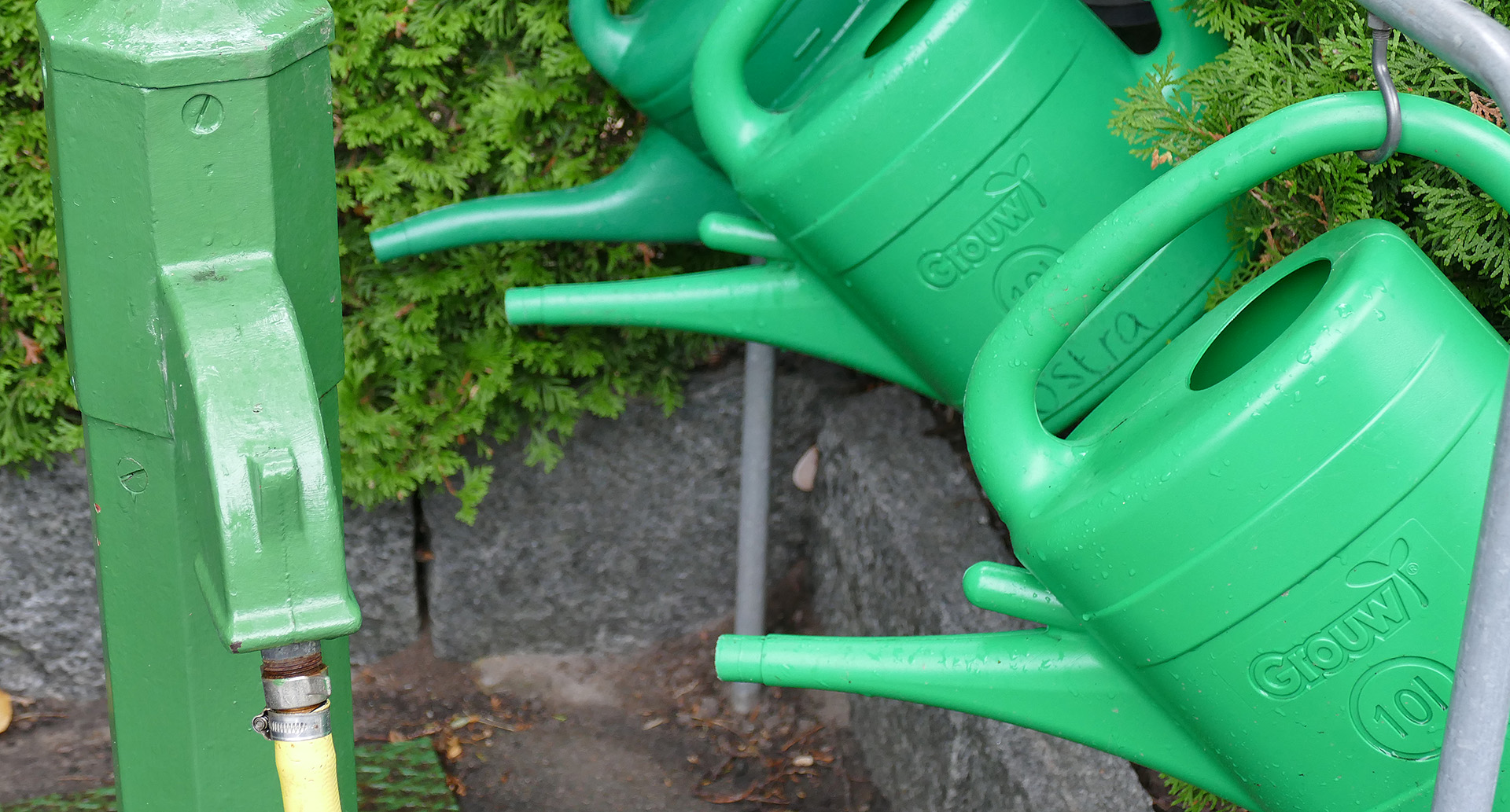 Vattenpost med vattenkannor