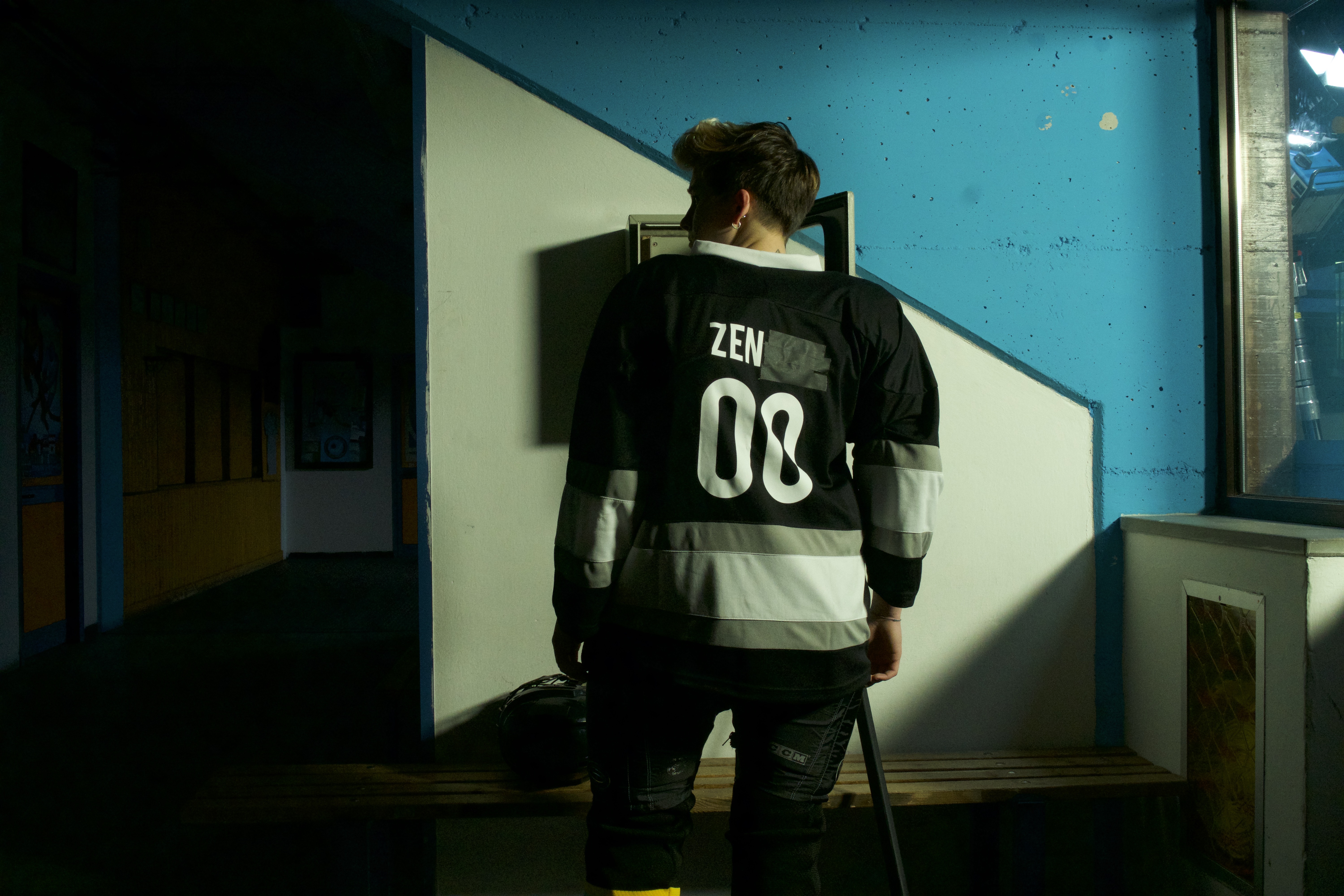 Bild från filmen Zen in the Ice Rift. Föreställer hockeyspelares rygg.